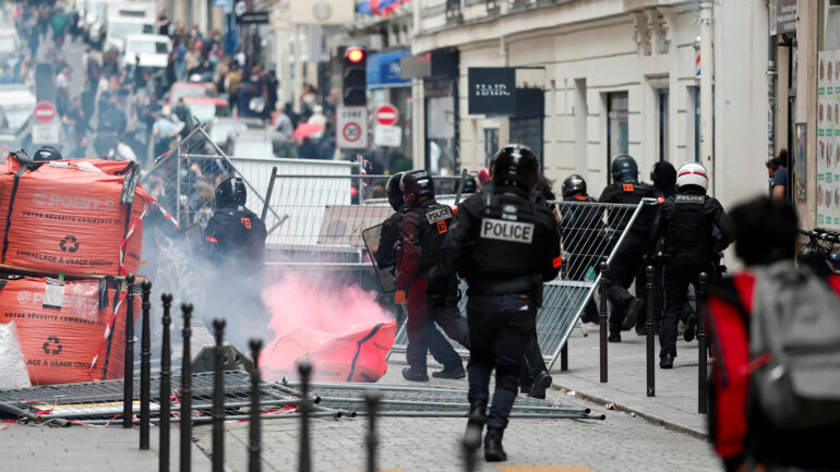 Quand Paris dénonce l’Afrique mais réprime chez elle