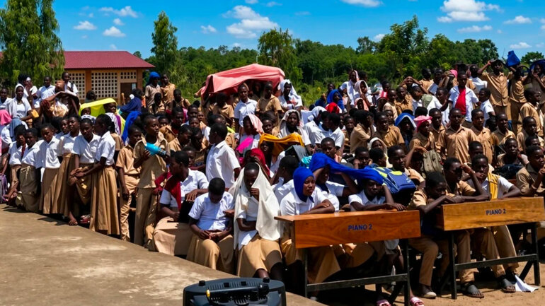 384 salles de classe livrées