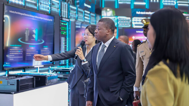 Faure Gnassingbé visite le géant des télécoms ZTE