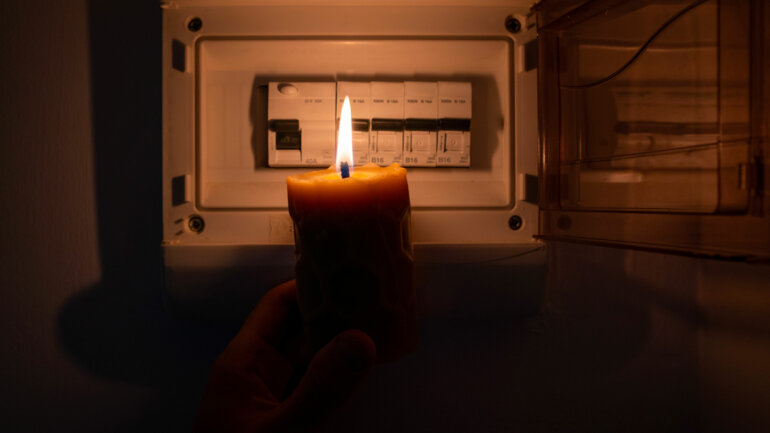 Contraintes techniques et maintenance derrière les coupures de courant