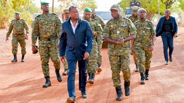 Faure Gnassingbé visite les troupes à la frontière nord 