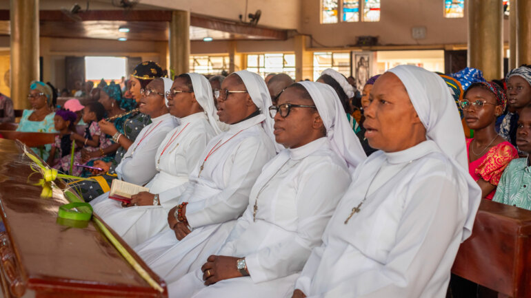 Fermeté sur l'interdiction des messes hors église