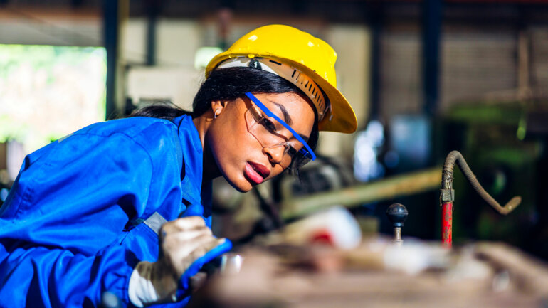 Industrie manufacturière : baisse en juin, forte hausse sur un an