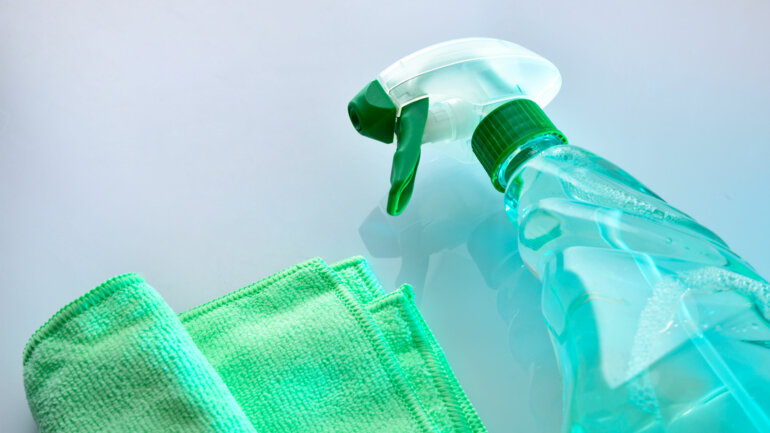 Microbes en panique : un nouveau désinfectant 100% togolais débarque