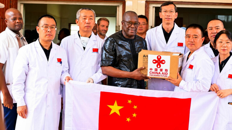 Acupuncture et médecine moderne : les médecins chinois au service des habitants