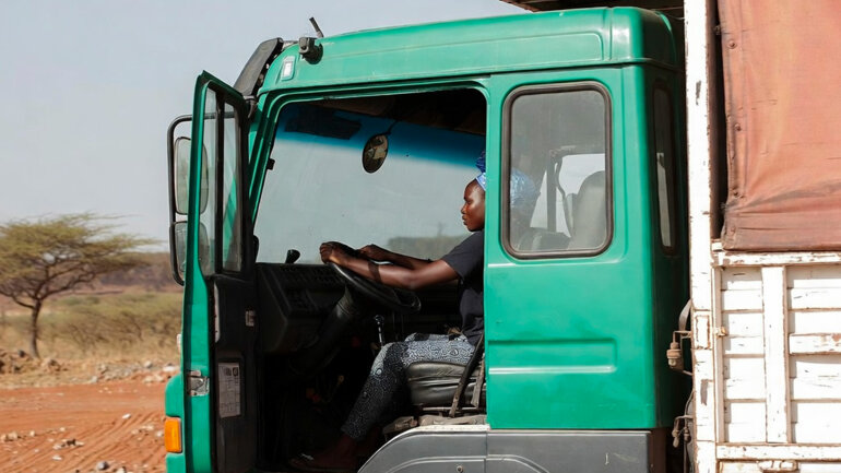 Dix femmes s'attaquent aux métiers du poids lourd