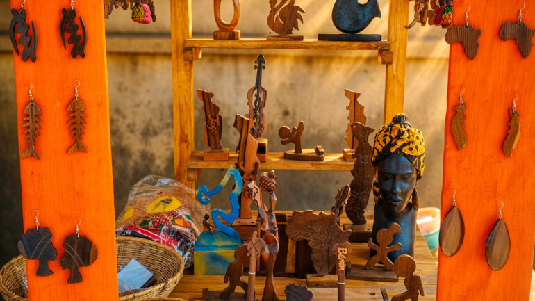 L'art de la sculpture sur bois transmis de père en fils