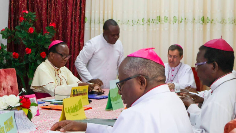 Les évêques en conclave 