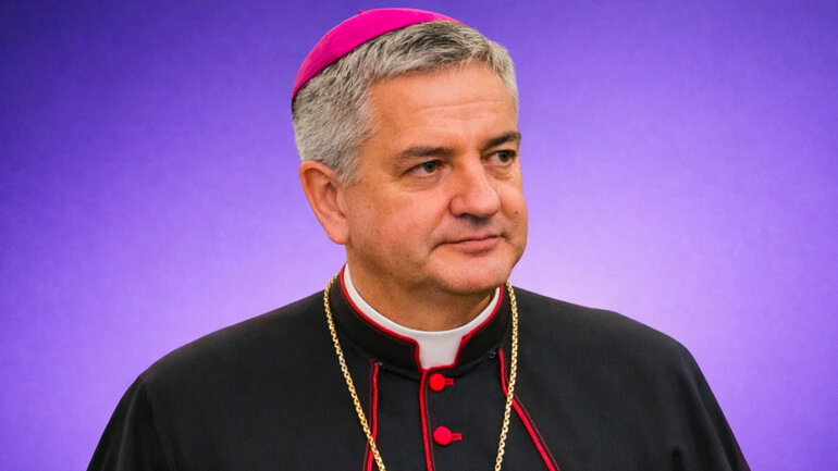 Mgr Marc Aillet en visite à Kara